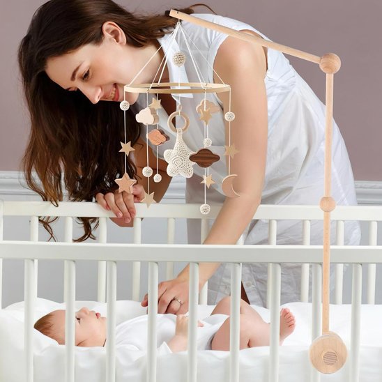 Mobile-bebe-en-bois 